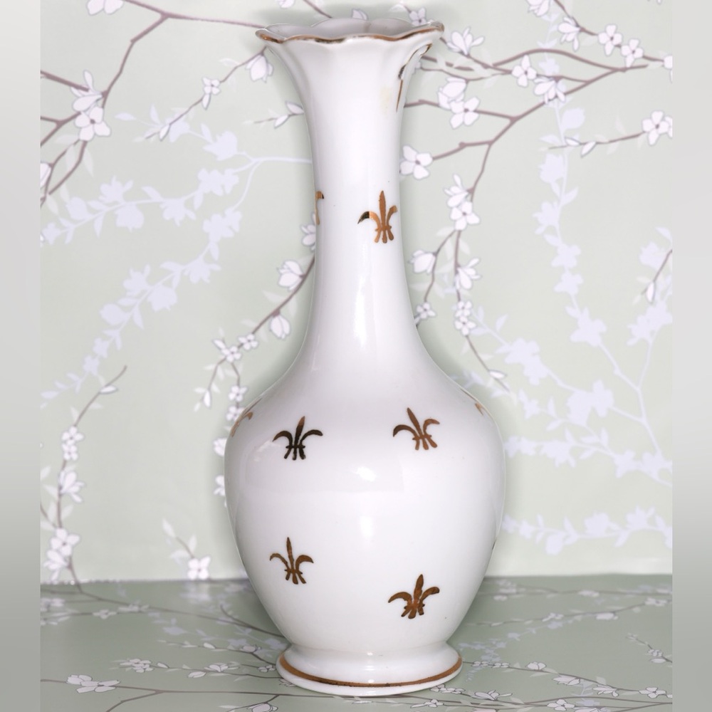 Classic White Ceramic Vase with Gold Fleur-de-Lis Accents